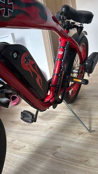 Bicicleta Eléctrica Felt Cruiser Roja red baron