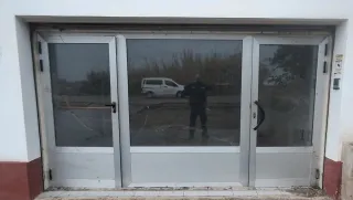 Puerta de tienda de aluminio y cristal