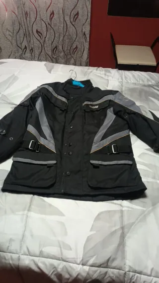 Chaqueta de moto negra y gris