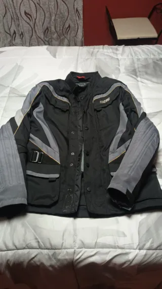 Chaqueta de moto negra y gris