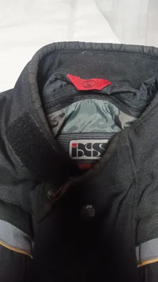 Chaqueta de moto negra y gris