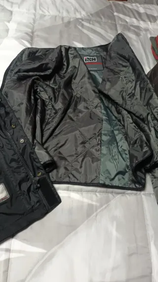 Chaqueta de moto negra y gris