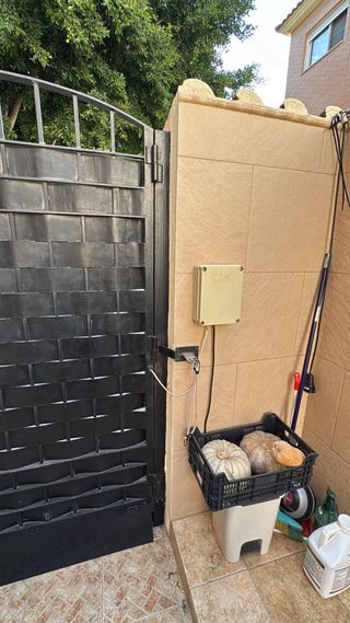 Puerta exterior de hierro para vehículo con motor