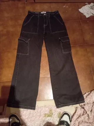 Pantalones cargo negros con costuras blancas