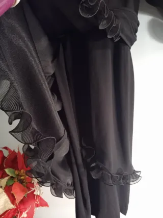 Elegante abito nero misto lana e tulle