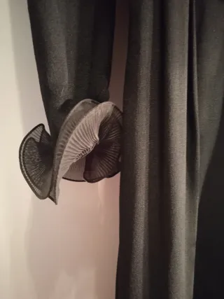 Elegante abito nero misto lana e tulle