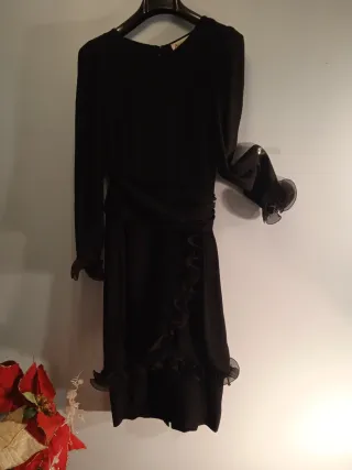 Elegante abito nero misto lana e tulle