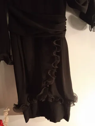 Elegante abito nero misto lana e tulle