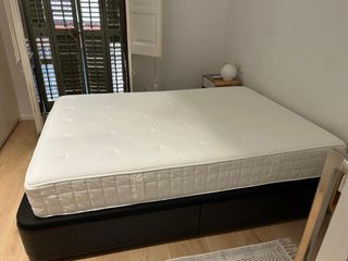 Cama con base tapizada negra más colchón