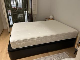 Cama con base tapizada negra más colchón