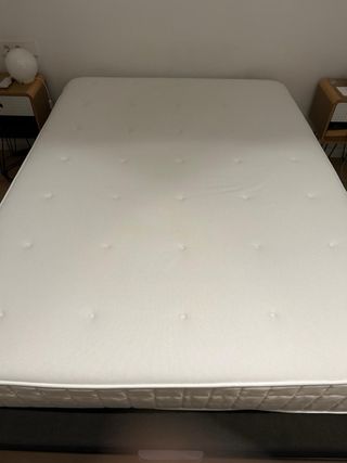 Cama con base tapizada negra más colchón