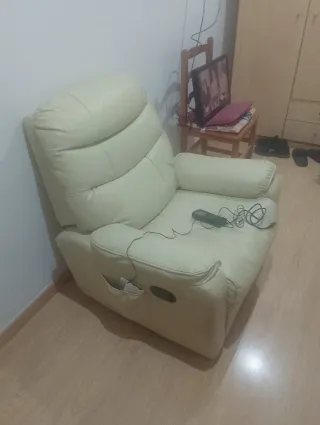 Butaca de piel blanca reclinable y com masajeador