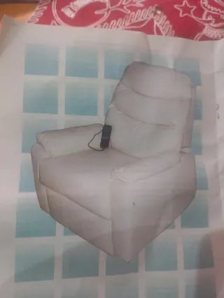 Butaca de piel blanca reclinable y com masajeador