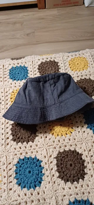 Gorro reversible gris y multicolor