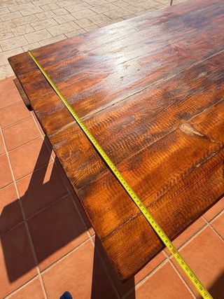 Mesa de madera exterior con banco