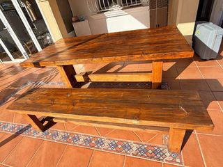 Mesa de madera exterior con banco