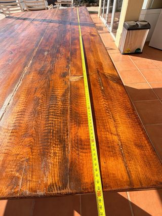 Mesa de madera exterior con banco