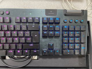 Teclado Logitech G915 Tactile RGB (solo con cable)