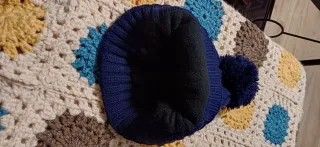 Gorro de lana azul con pompón