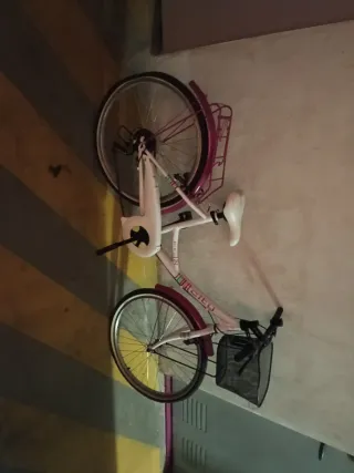 Bicicleta infantil blanca y rosa