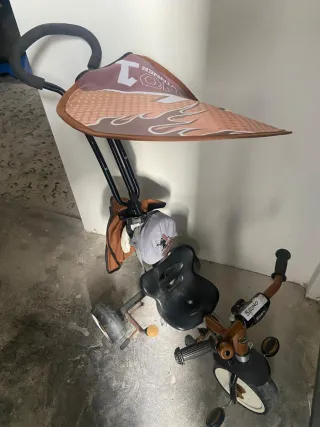 Triciclo infantil con toldo y empujador