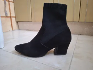 Botines negros ante