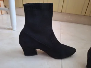 Botines negros ante