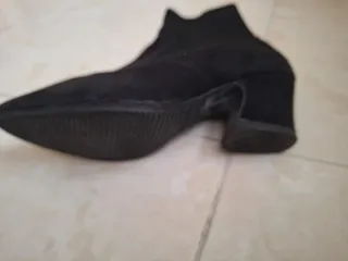 Botines negros ante