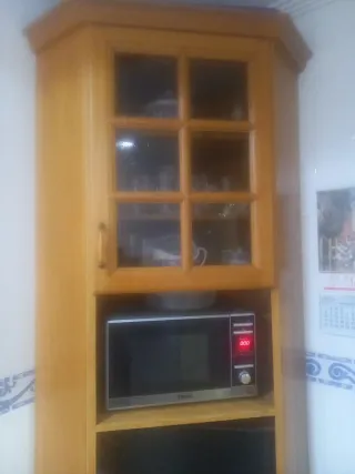 Esquinero de madera con vitrina