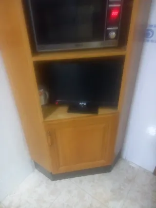 Esquinero de madera con vitrina