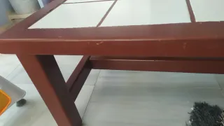 Mesa de centro de madera con azulejos