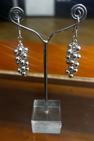 Pendientes plateados con diseño de racimo