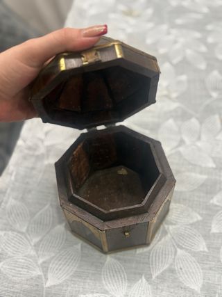 Caja de madera estilo antiguo