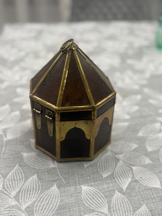 Caja de madera estilo antiguo