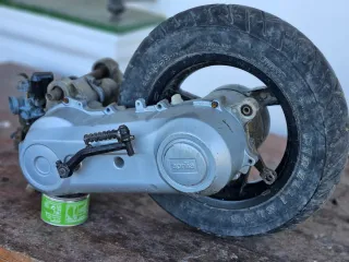 Motor de moto con rueda y carburador