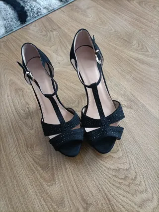 Zapatos de tacón negros con pedrería