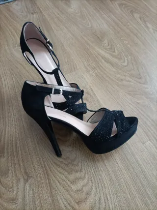 Zapatos de tacón negros con pedrería
