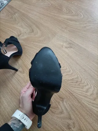 Zapatos de tacón negros con pedrería