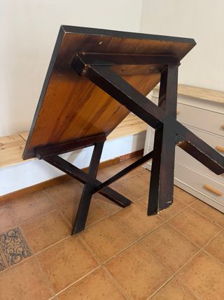 Mesa de madera maciza negra a restaurar