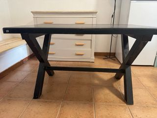 Mesa de madera maciza negra a restaurar