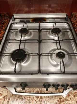 Cocina de gas Beko con horno