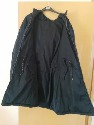 Abrigo largo azul y negro