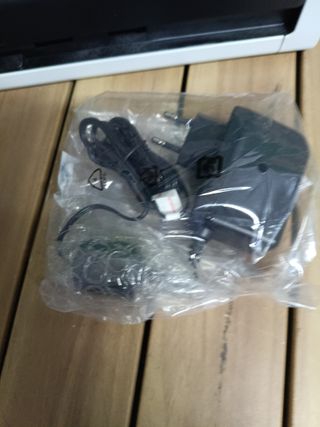 Brother ADS1200, Escáner departamental compacto con ADF y ranura para tarjetas, escaneado a doble cara automático y alimentación por USB, cable no incluido