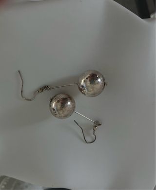 Pendientes largos vintage plateados con bola