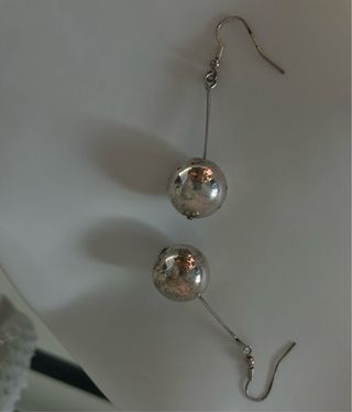 Pendientes largos vintage plateados con bola