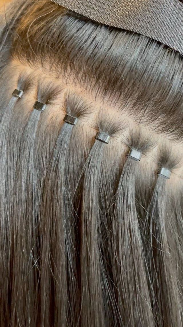 experta en extensiones , mechas,  color, cortes...