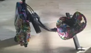 Patinete eléctrico con asiento.