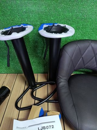 SONGMICS Sgabelli da Bar, Set di 2, Sedie da Cucina con Struttura in Metallo Stabile e Rivestimento in Similpelle, Poggiapiedi, Altezza Sedile Regolabile, Montaggio Semplice, Vintage, Antracite LJB072B01V2