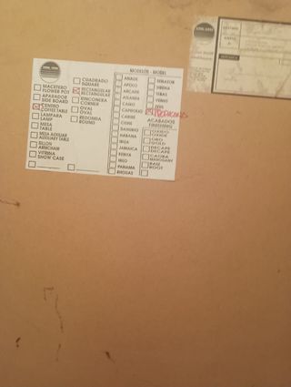 Mesa con centro de mesa decorativo