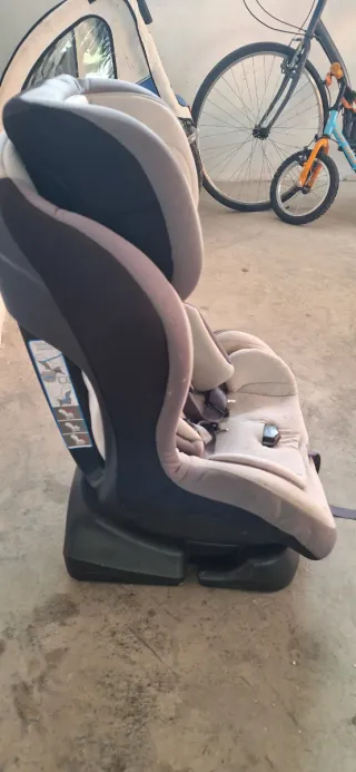 Silla de coche GO! gris y beige